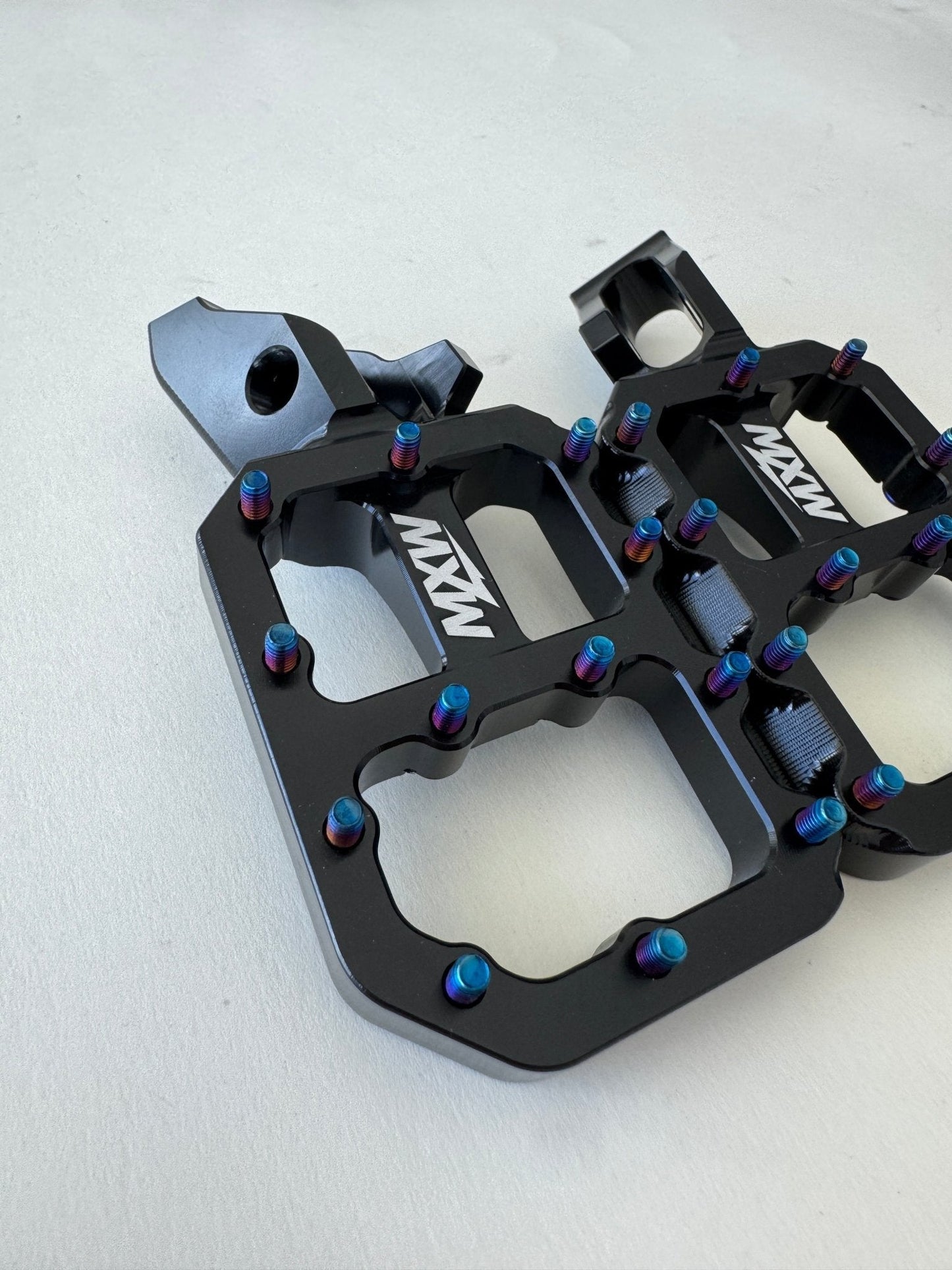 Black Wide Pegs